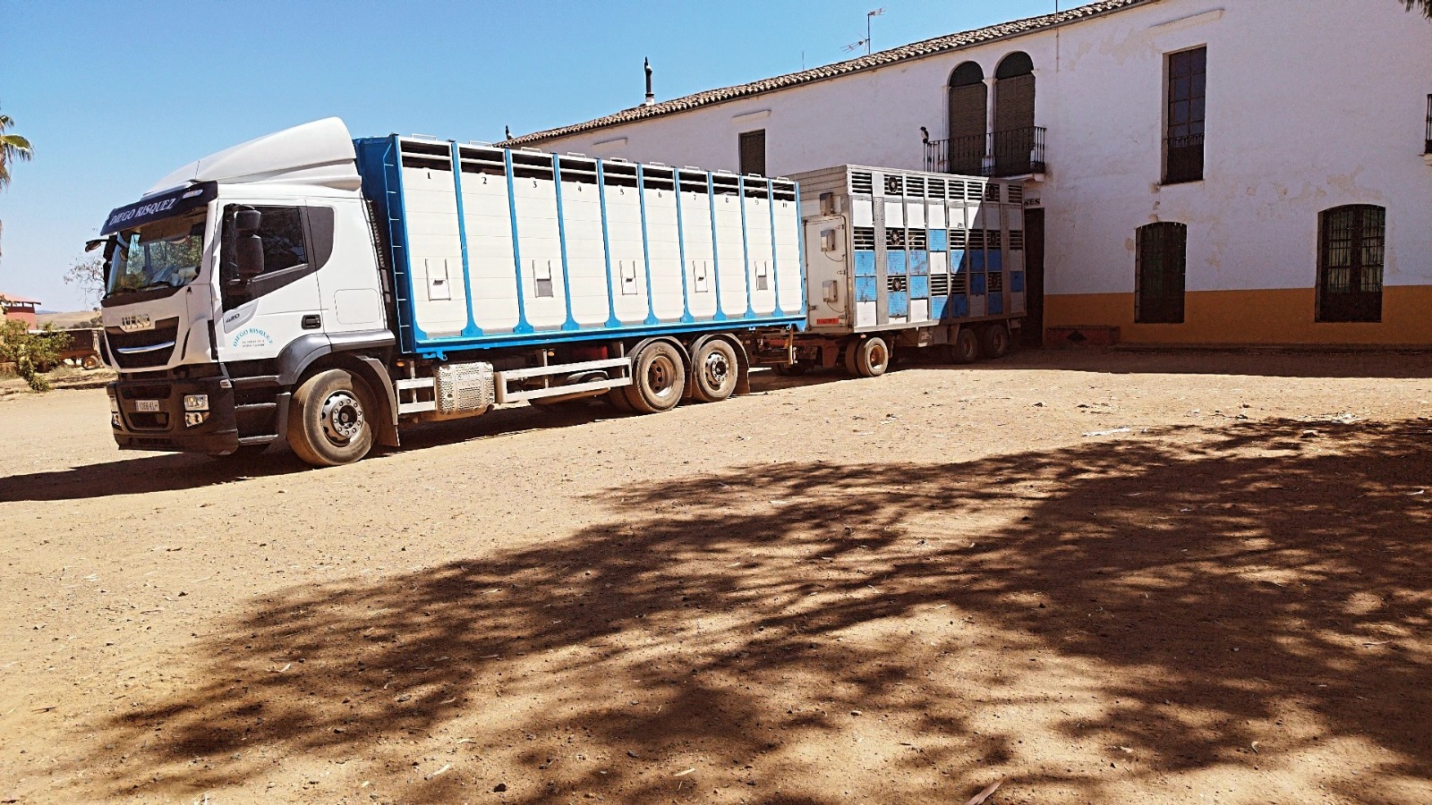 Camión transportando mercancías en carretera